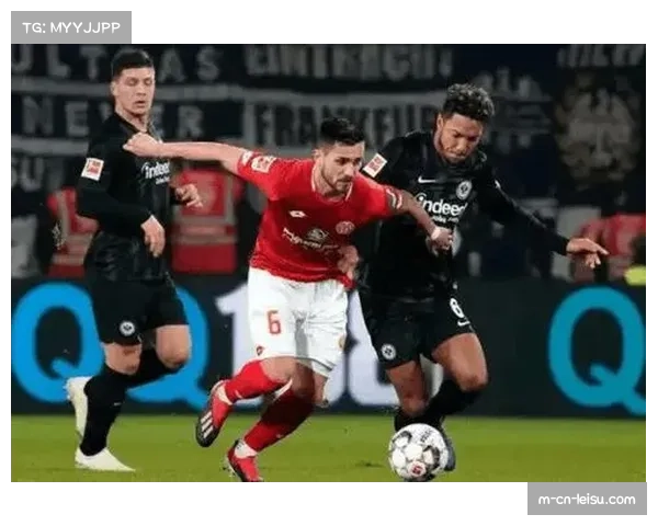 图卢兹三后卫横向展开留身后空间 洛里昂反击专打此区域 图卢兹三后卫横向展开留身后空间 洛里昂反击专打此区域